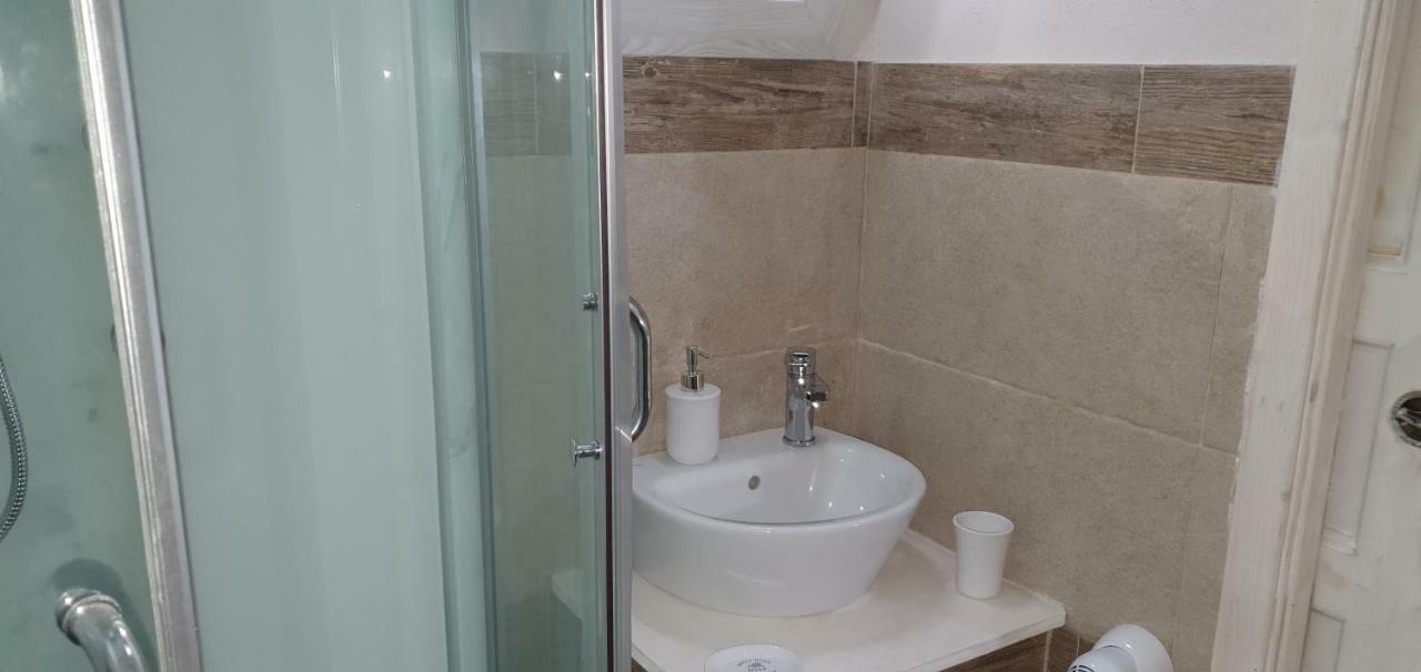 Guesthouse Luisella Кальярі Екстер'єр фото