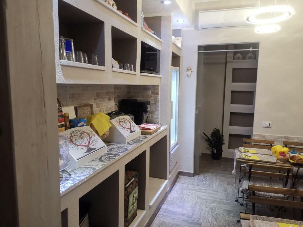 Guesthouse Luisella Кальярі Екстер'єр фото